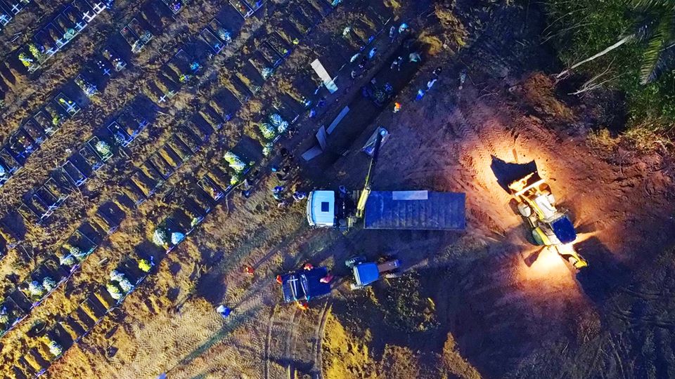 Com aumento de óbitos, Manaus passa a ter enterros noturnos