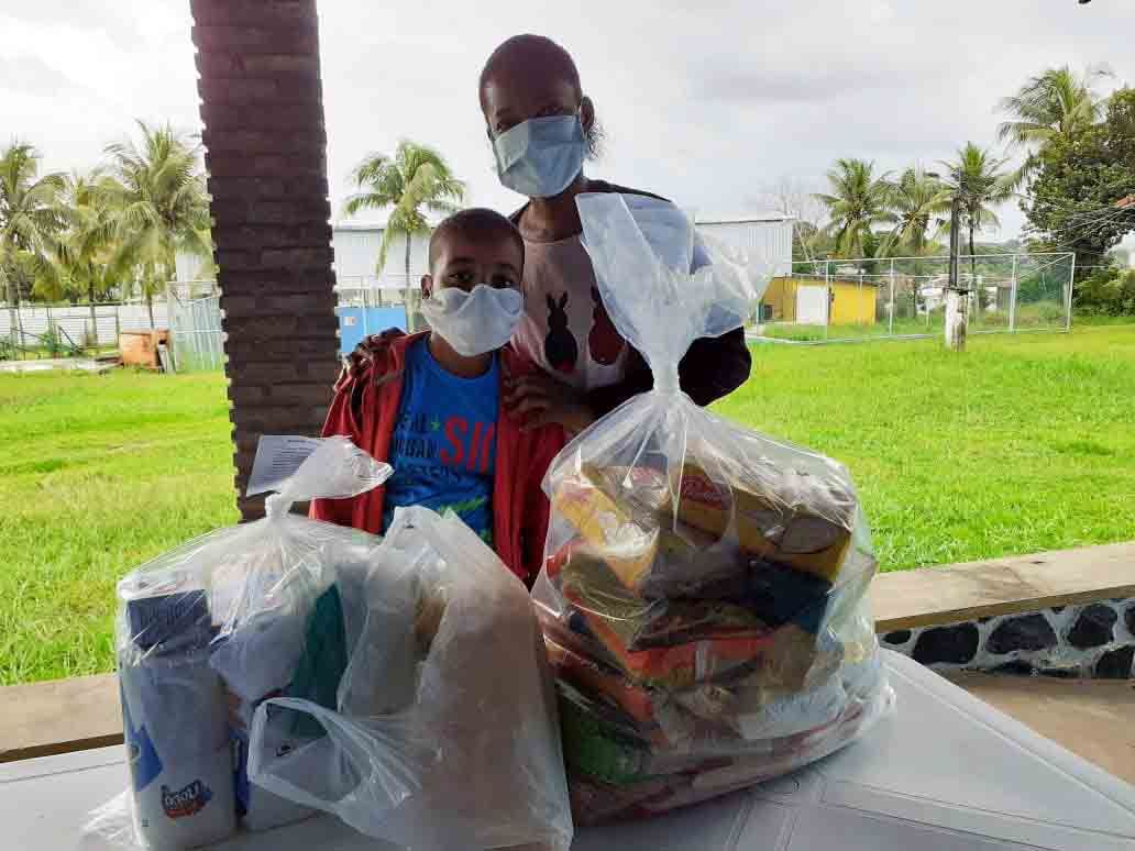 OELA e Instituto Coca-Cola Brasil (ICC) distribuem de cestas básicas na zona Leste de Manaus