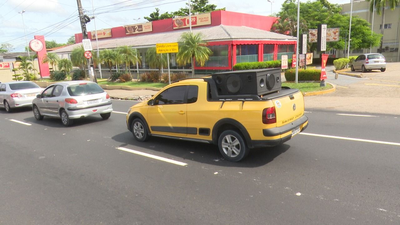 Carros de som e viaturas da PM reforçam isolamento em Manaus