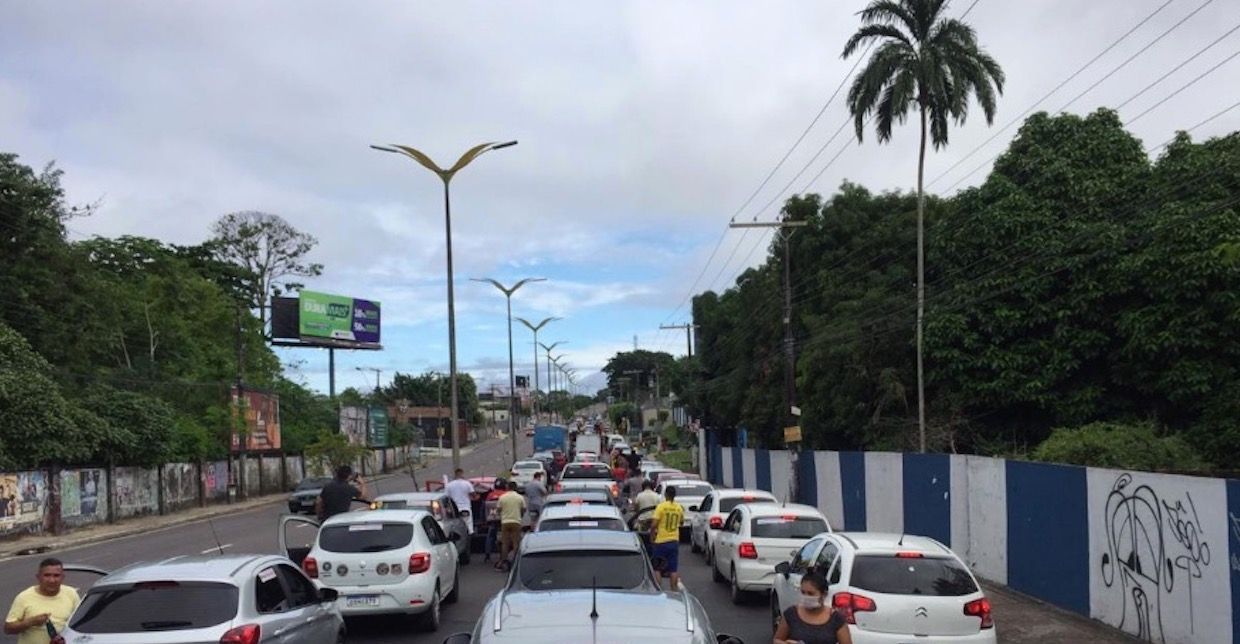 Manifestantes desafiam quarentena em Manaus e fazem carreata