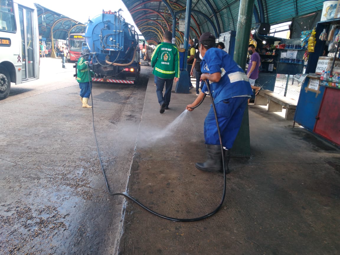 Prefeitura higieniza terminais e plataformas de ônibus