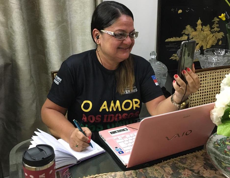 Projeto Viver Mais faz plantão de atendimento psicológico online para idosos