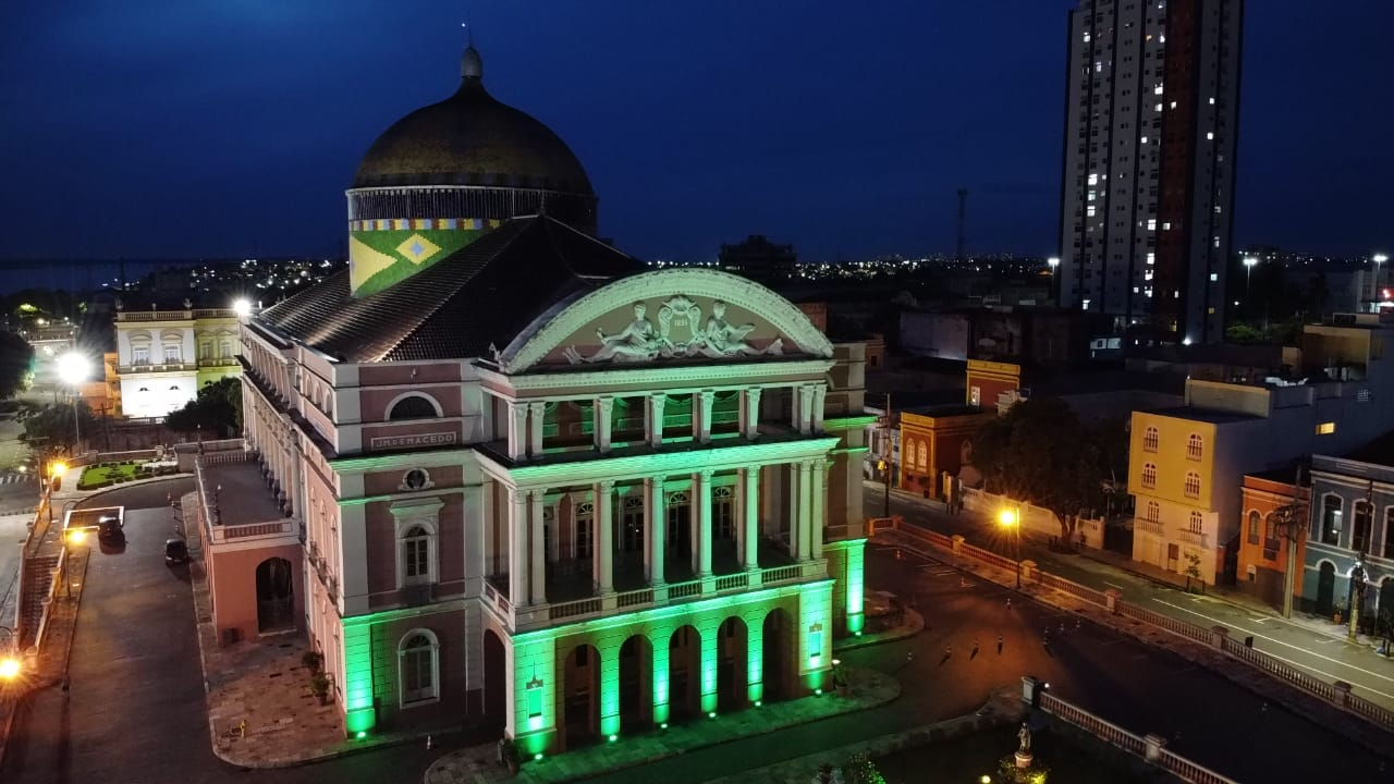 Teatro Amazonas ganha iluminação especial no combate ao coronavírus