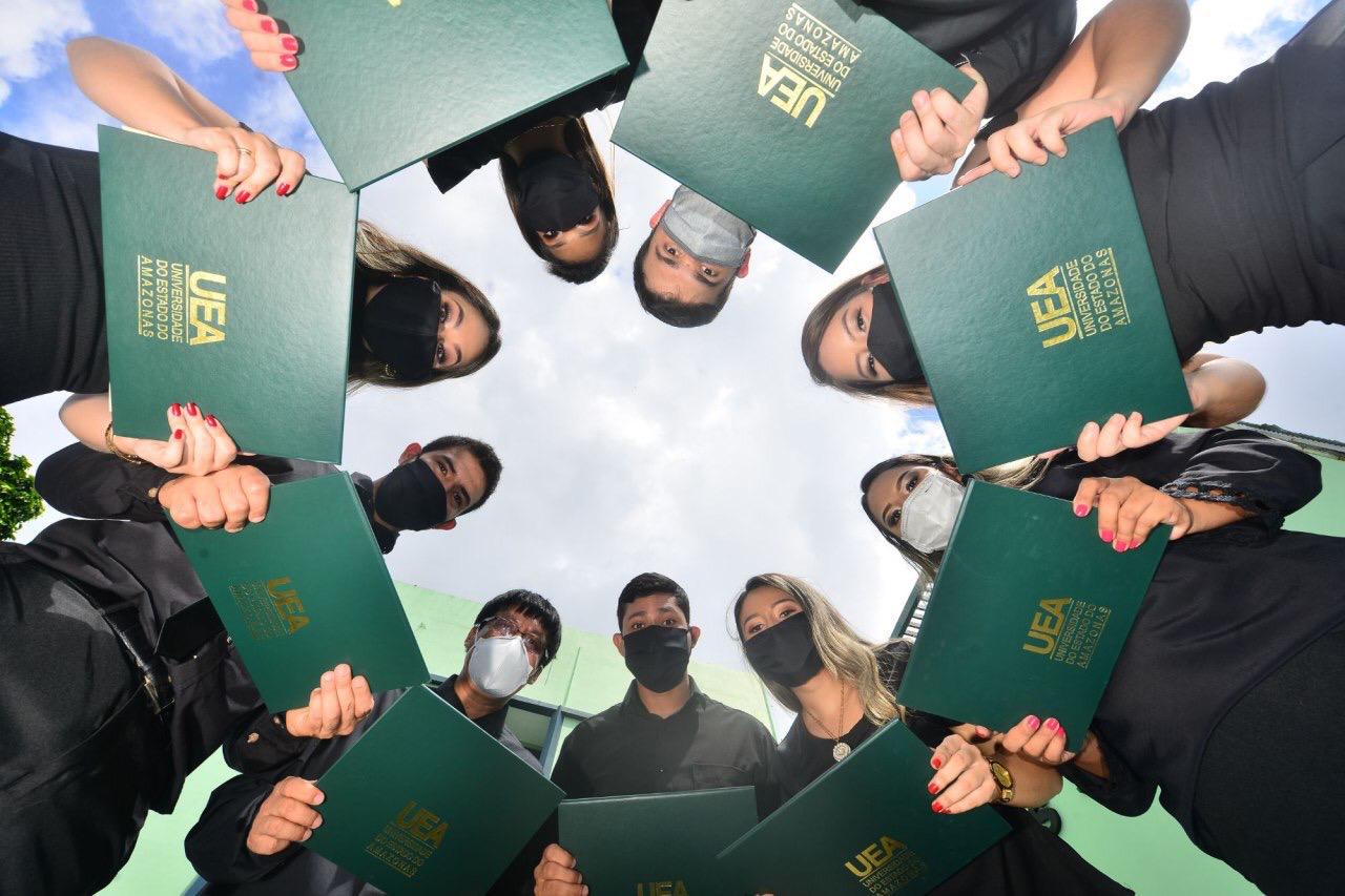 Amazonas ganha reforço de 71 médicos que anteciparam formatura pela UEA