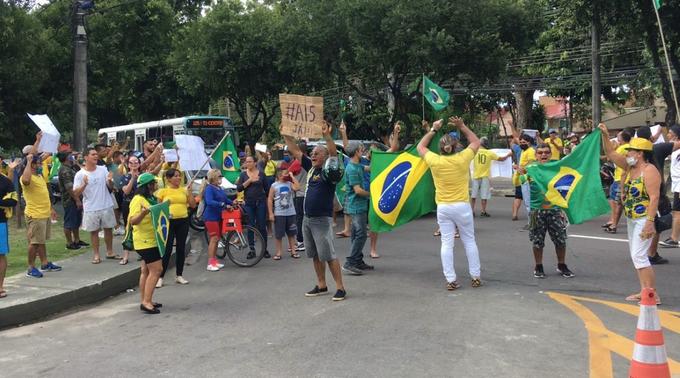 Manifestantes pedem volta do AI-5 e intervenção militar em Manaus