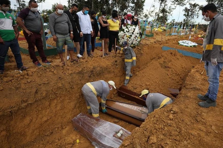 Prefeitura diz que não realizará mais enterro de caixões empilhados