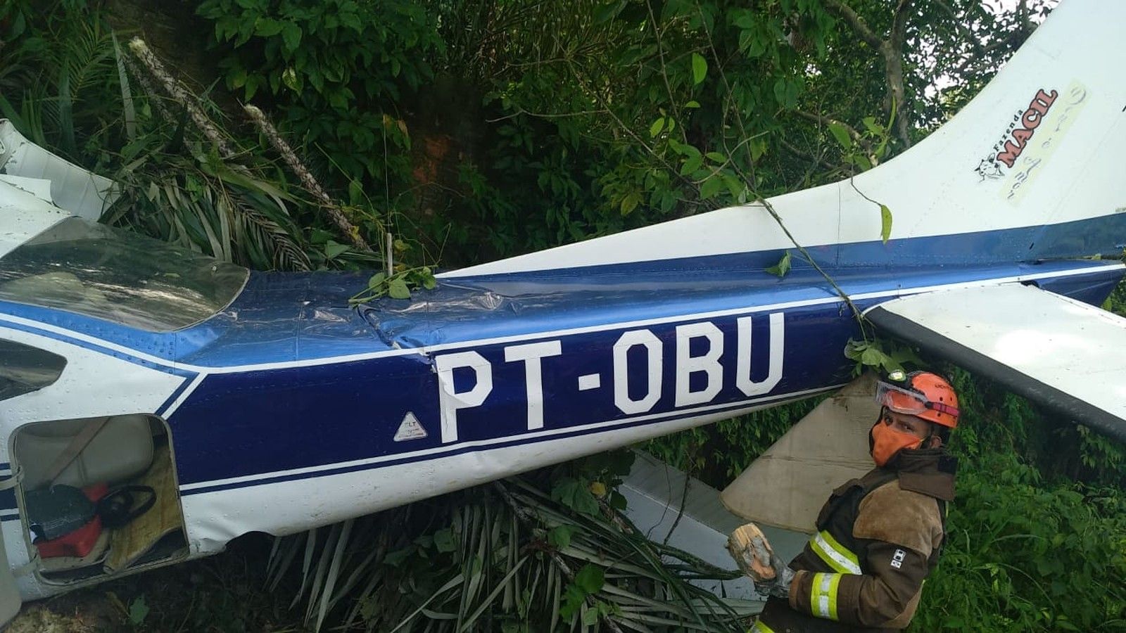 Avião cai em barranco no aeroclube de Manaus