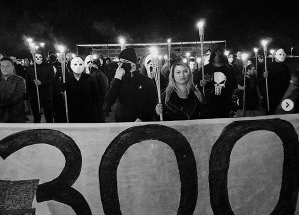 Bolsonaristas imitam Ku Klux Klan em ato contra STF em Brasília
