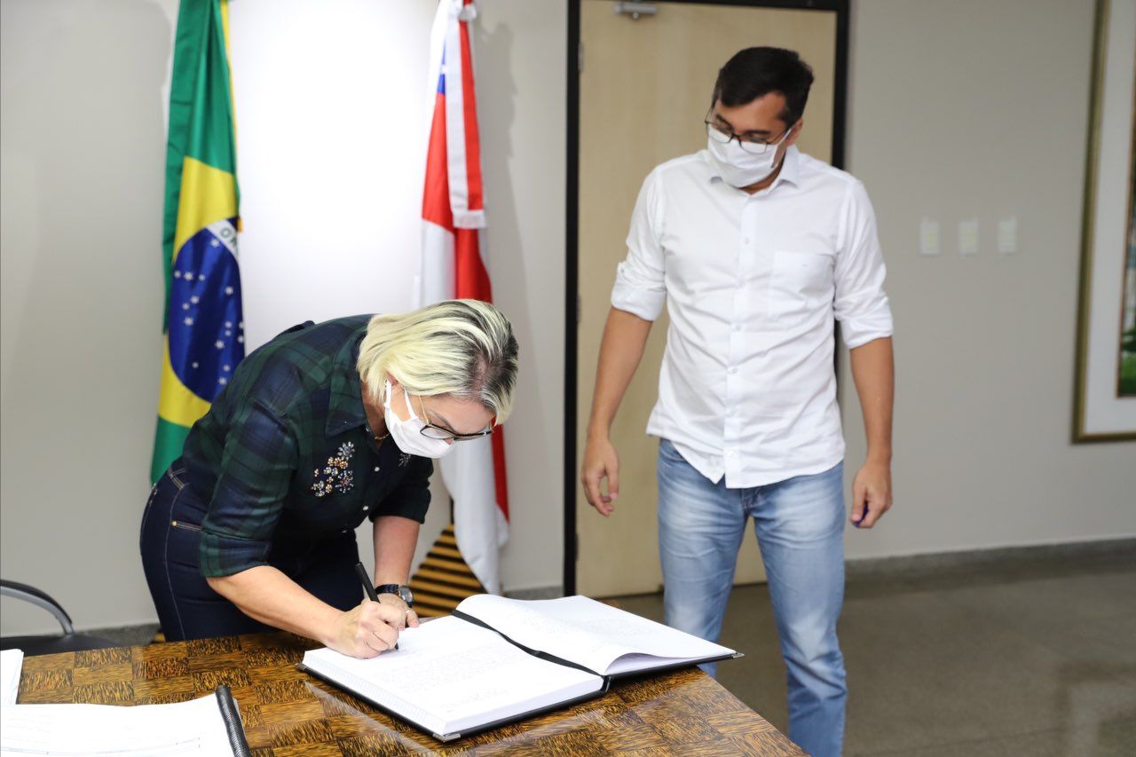 Wilson empossa nova secretária de Assistência Social