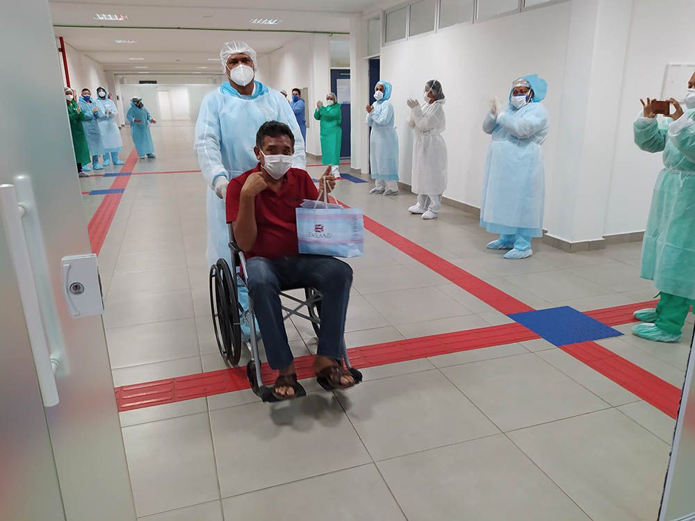 Mais 13 pacientes recebem alta do hospital de campanha municipal