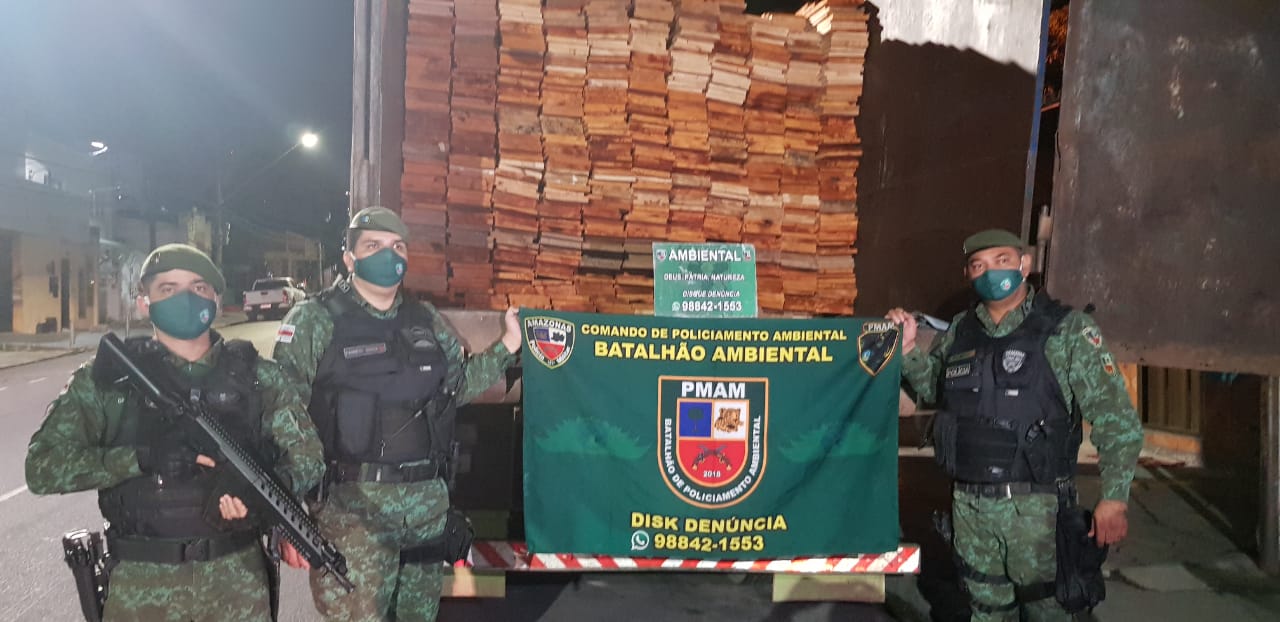 Caminhão com madeira ilegal é apreendido no bairro Adrianópolis