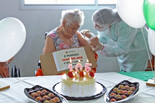 Idosa de Manaus com 105 anos é a pessoa mais velha do Brasil a vencer a Covid-19