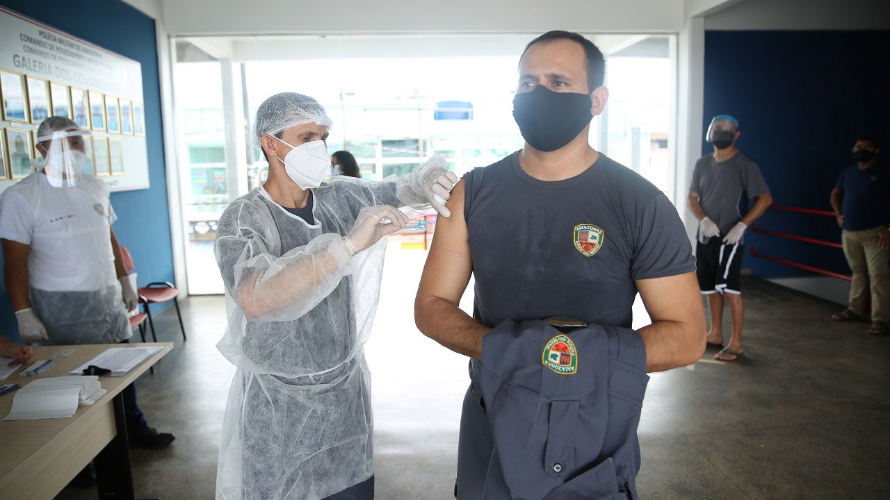 Policiais militares recebem vacina contra a Influenza H1N1