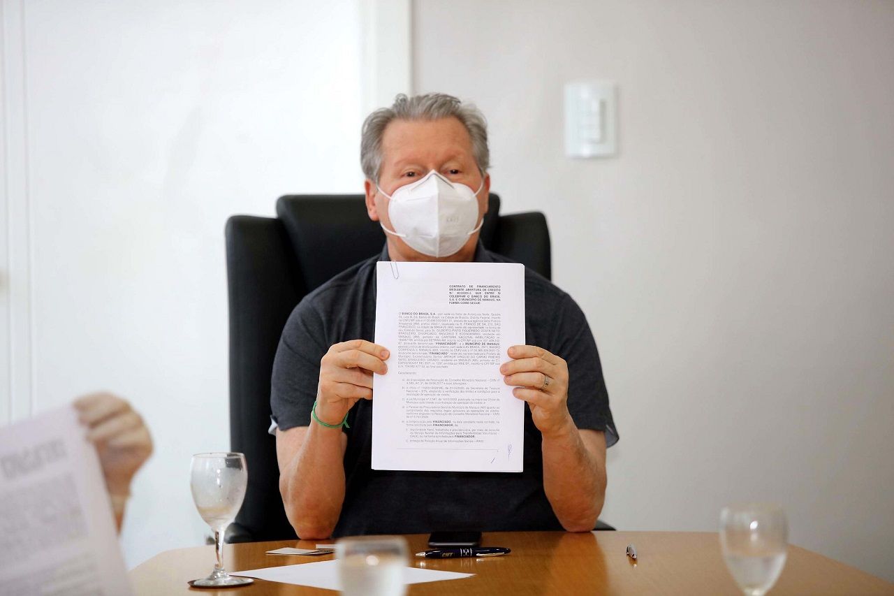 Arthur assina convênio para investir R$ 300 milhões em obras para Manaus