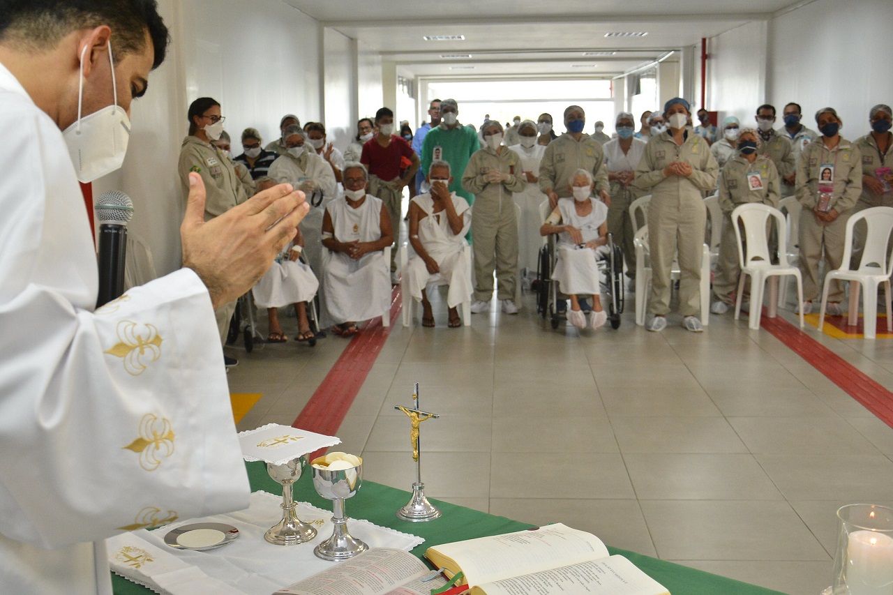 Missa homenageia pacientes e profissionais do hospital de campanha de Manaus