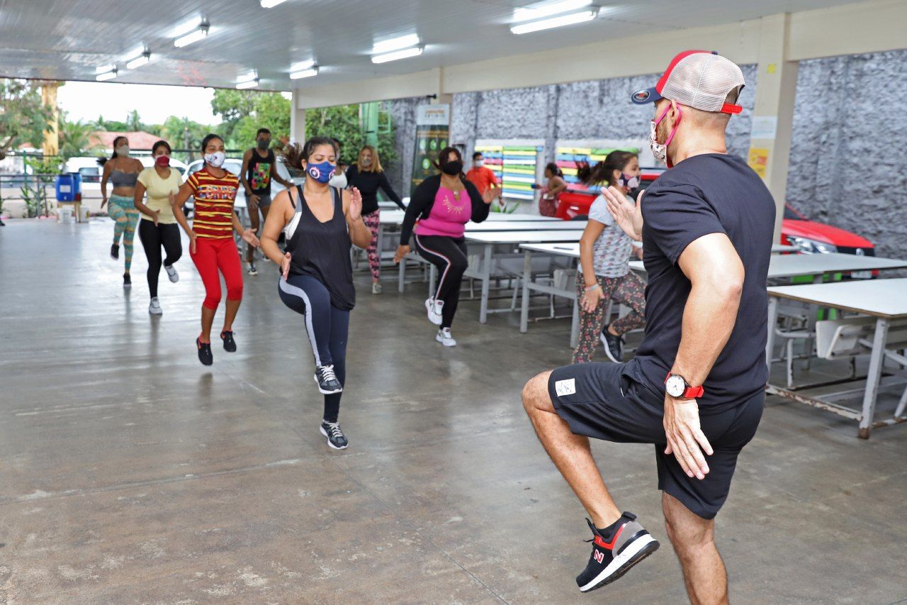 Bailoterapia anima Abrigo do Coroado e muda astral de refugiados