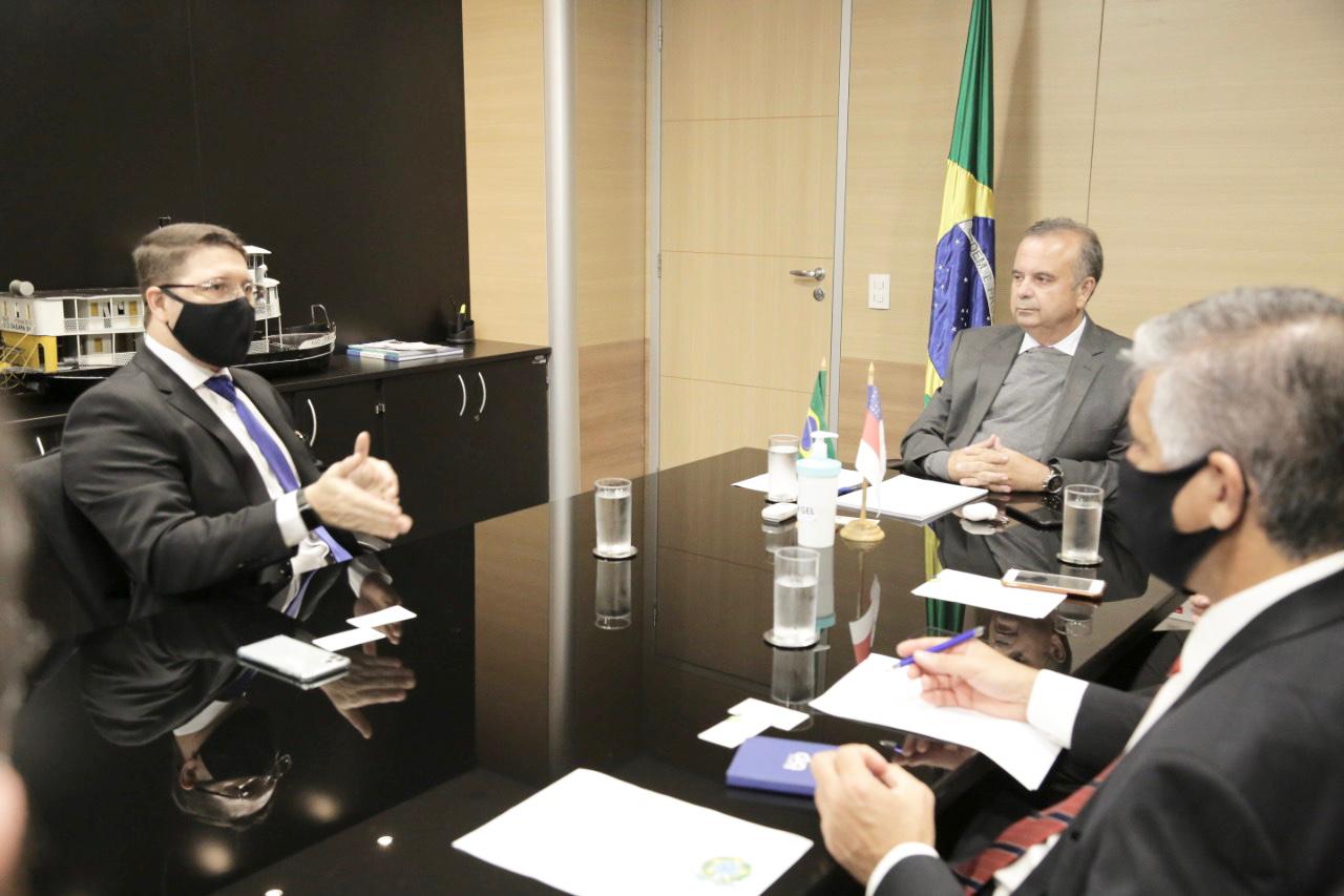 Em Brasília, Carlos Almeida apresenta programa de moradia do Amazonas
