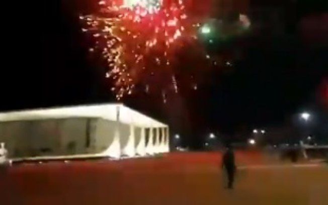 Manifestantes pró-Bolsonaro jogam fogos de artifício no STF