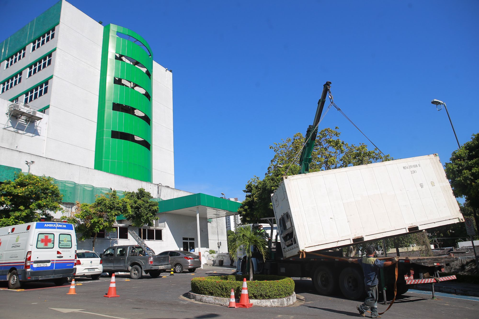 Câmaras frigoríficas são retiradas dos hospitais de Manaus
