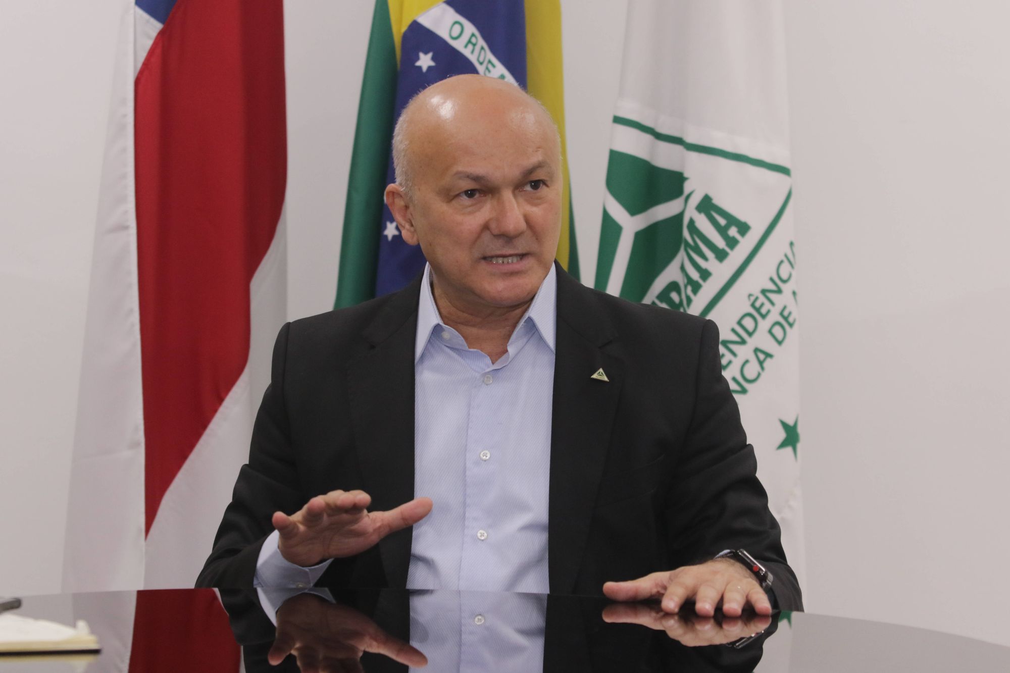 Bolsonaro negocia com deputados do 'centrão' e demite Alfredo Menezes da Suframa