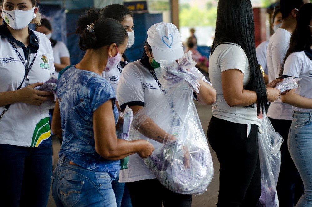 Mais de 10 mil máscaras são distribuídas nos cinco terminais de Manaus