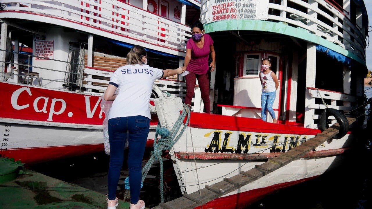 Sejusc distribui 5 mil máscaras no Centro de Manaus