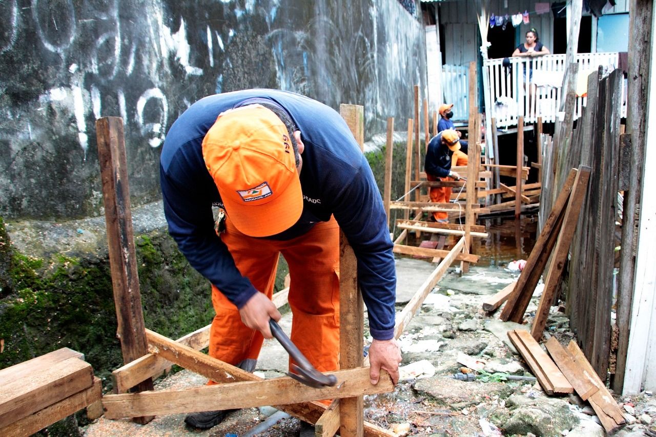 Ponte provisória é construída no bairro Aparecida
