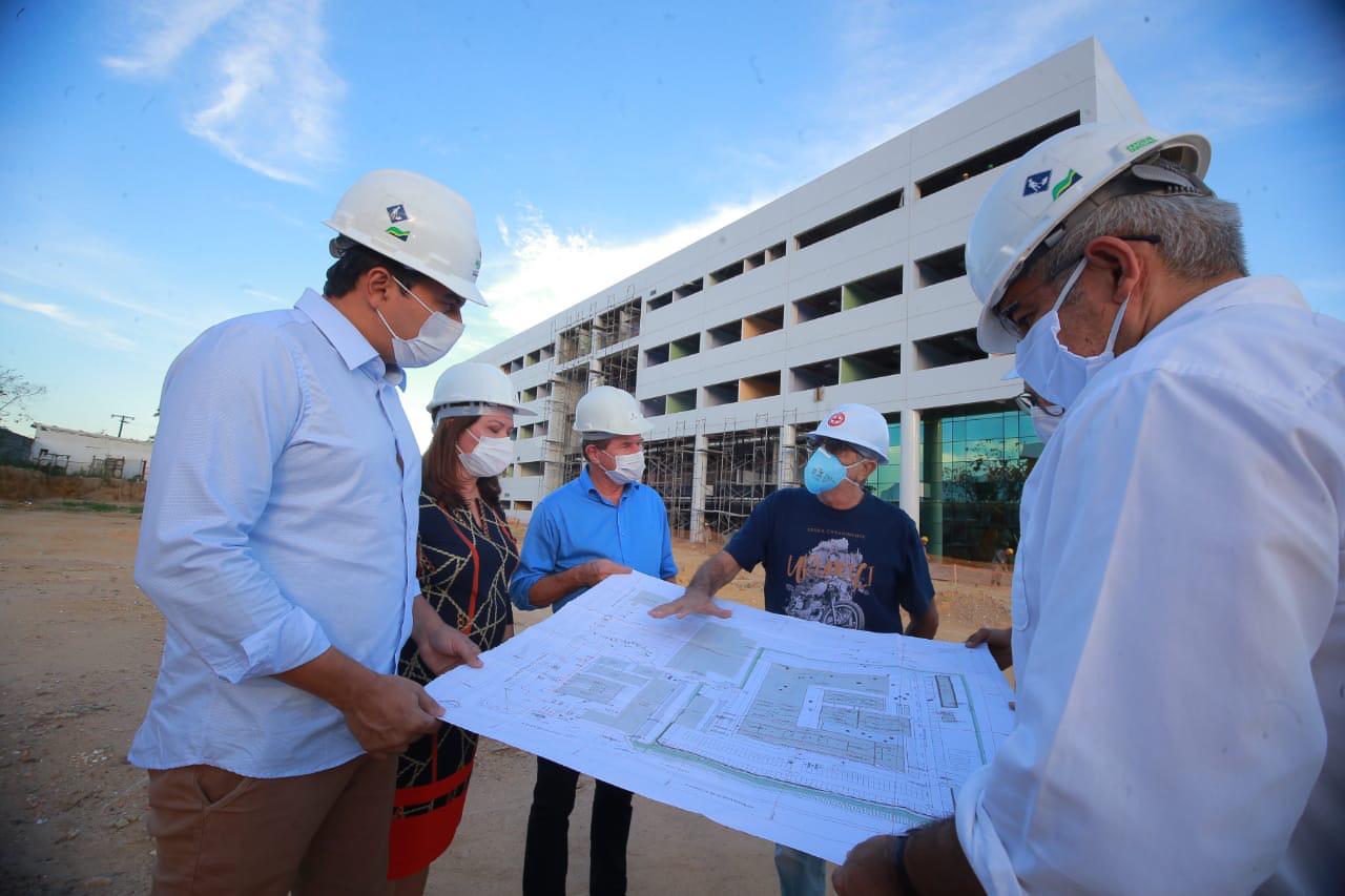 Wilson inspeciona obras do Hospital do Sangue