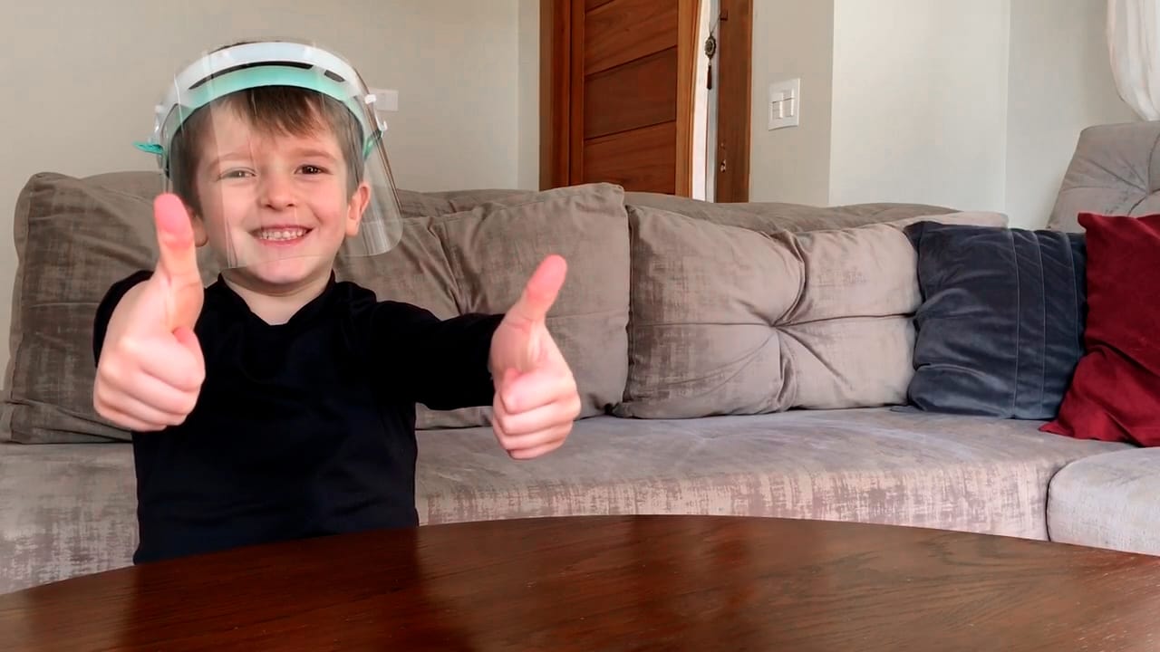 Expectativa de volta às aulas movimenta produção de máscaras infantis no Brasil