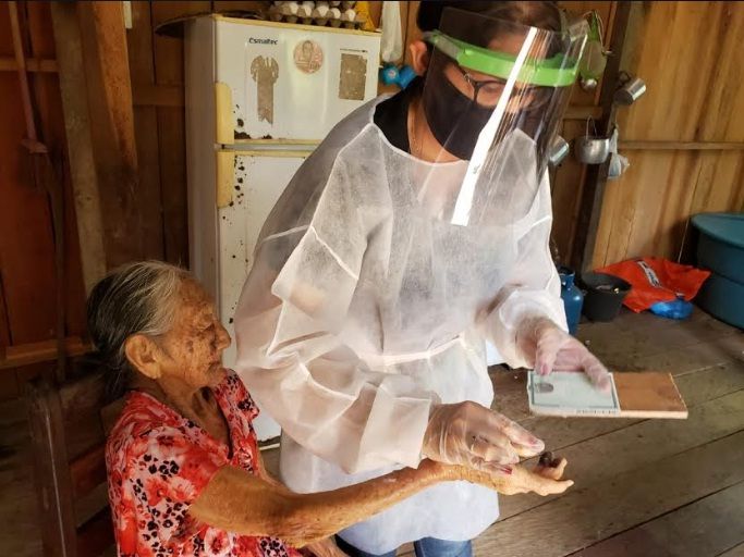 Sejusc emite RG de idosa centenária durante ação social