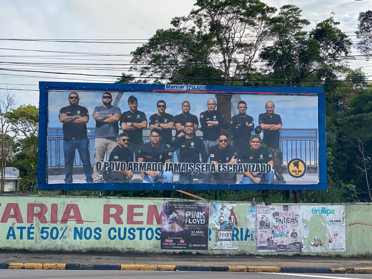 Apoiadores de Bolsonaro usam escudo do Exército em outdoor, em Manaus