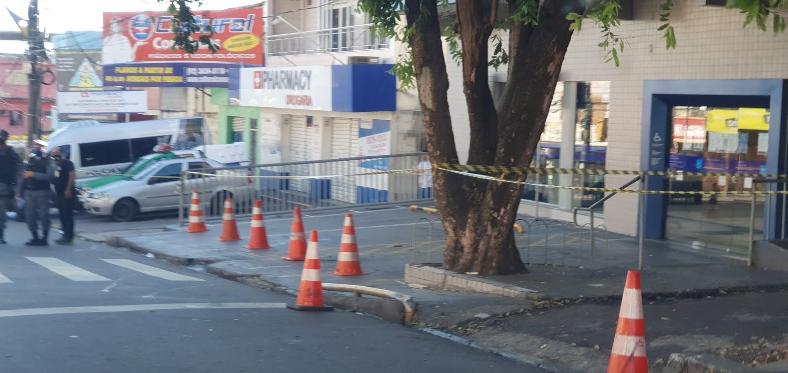 Mala com suspeita de artefato explosivo é abandonada em banco no Educandos