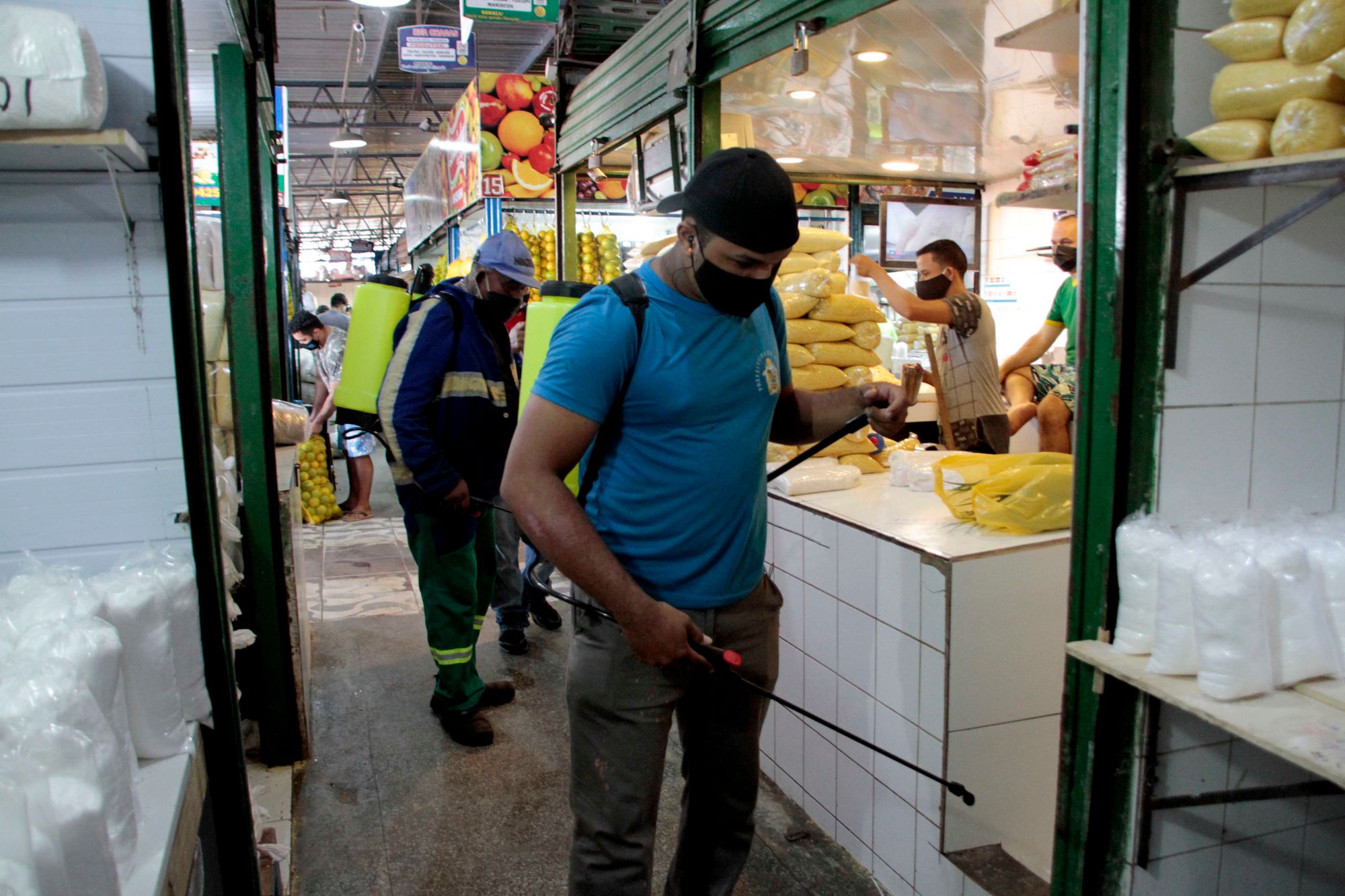Feira da Manaus Moderna recebe higienização para o combate à Covid-19
