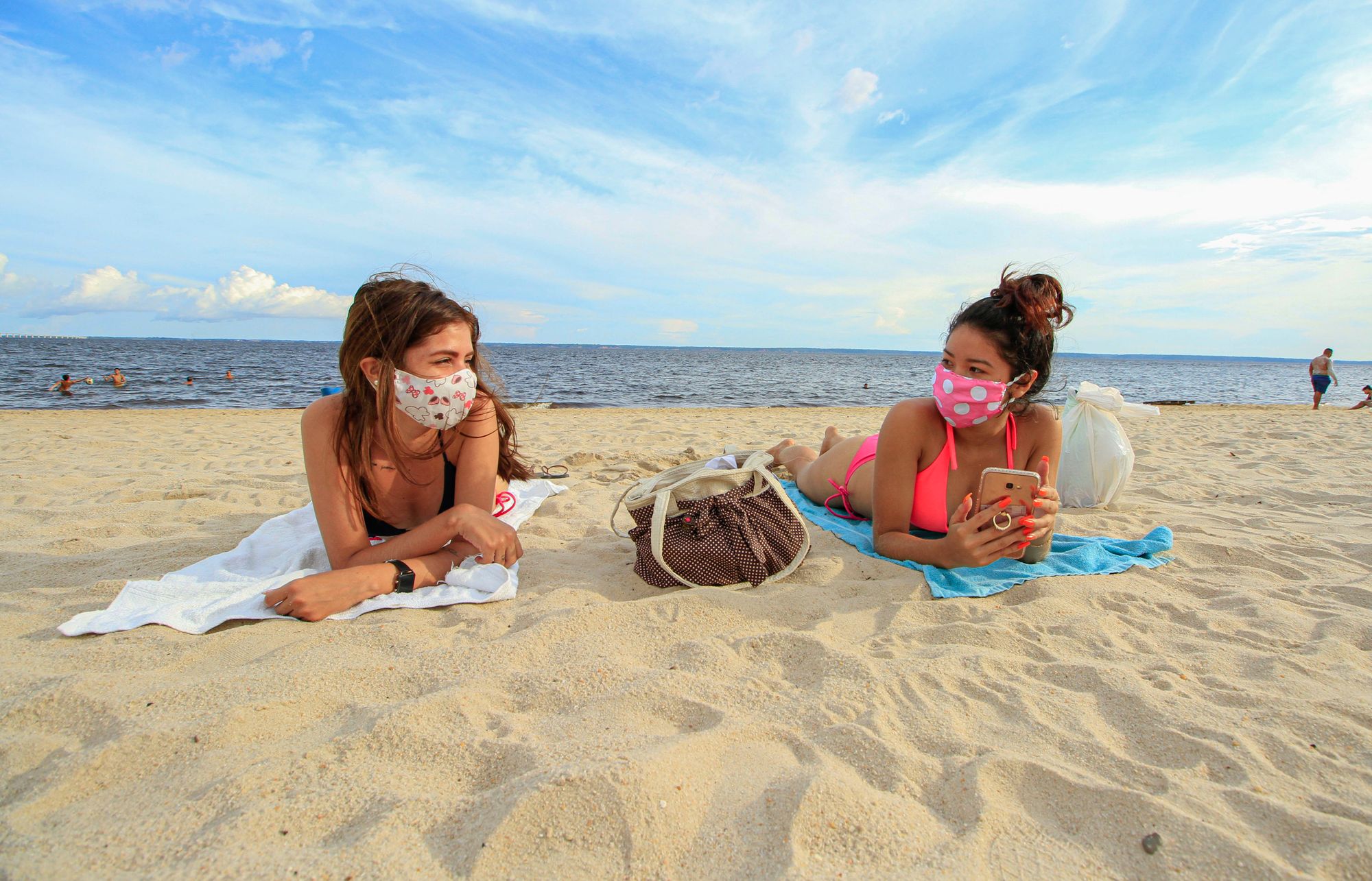 Praia da Ponta Negra é reaberta para banho. Confira as normas