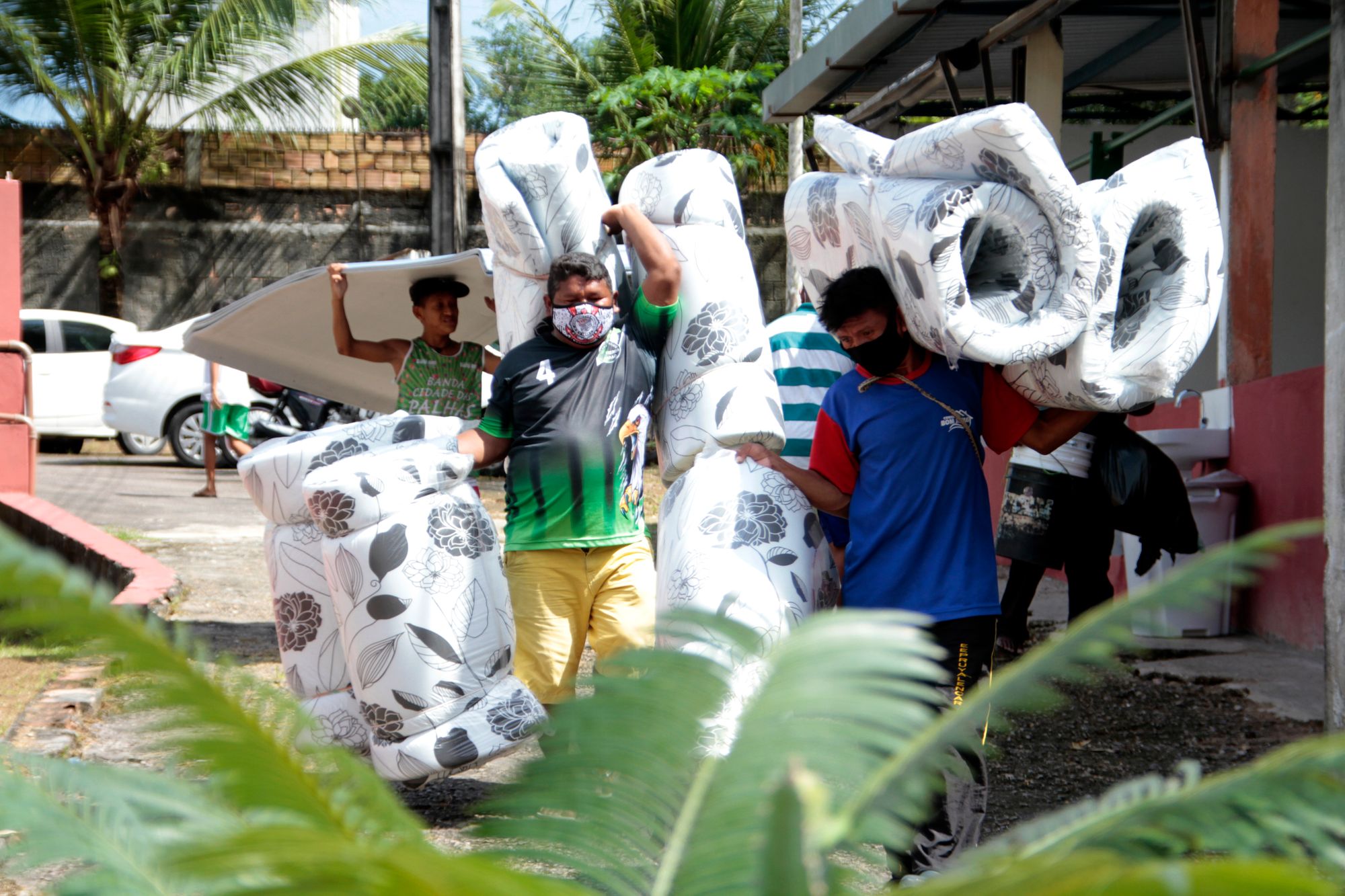Indígenas warao são transferidos para novo abrigo