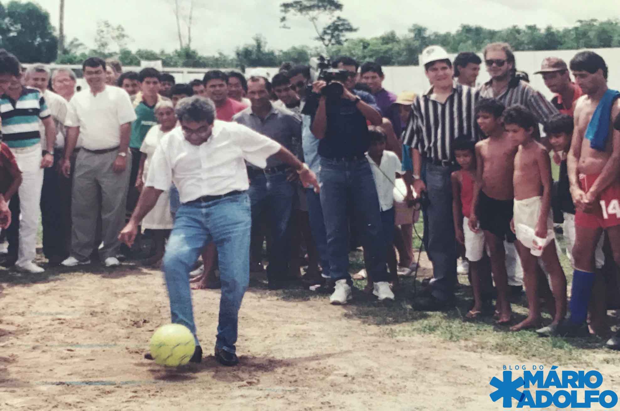 Amazonino jogando futebol na zona leste de Manaus