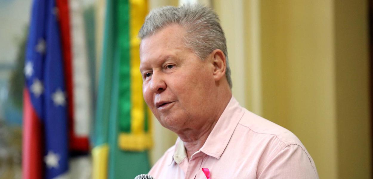 Prefeito de Manaus sanciona leis com extinção de três secretarias