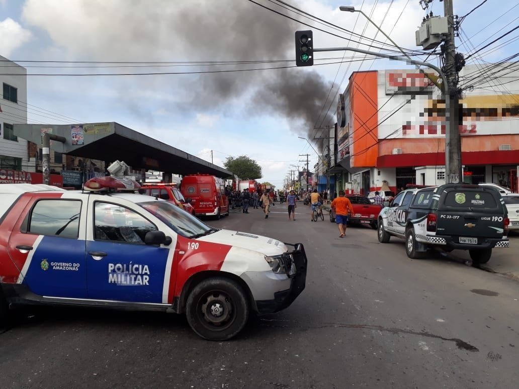 Incêndio atinge loja de colchões na zona Leste