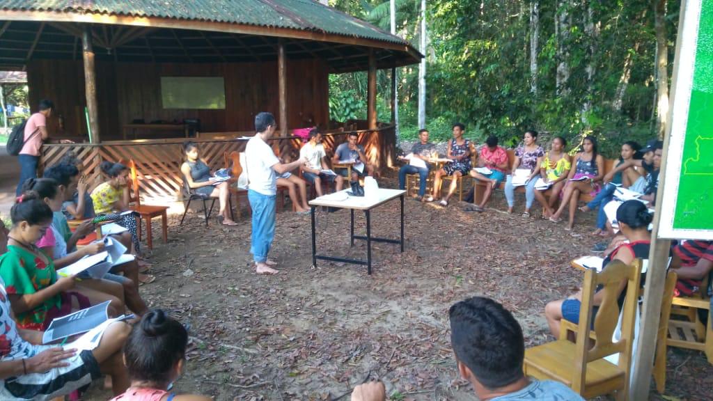 Jovens ribeirinhos da Amazônia realizam o sonho da graduação sem sair da floresta