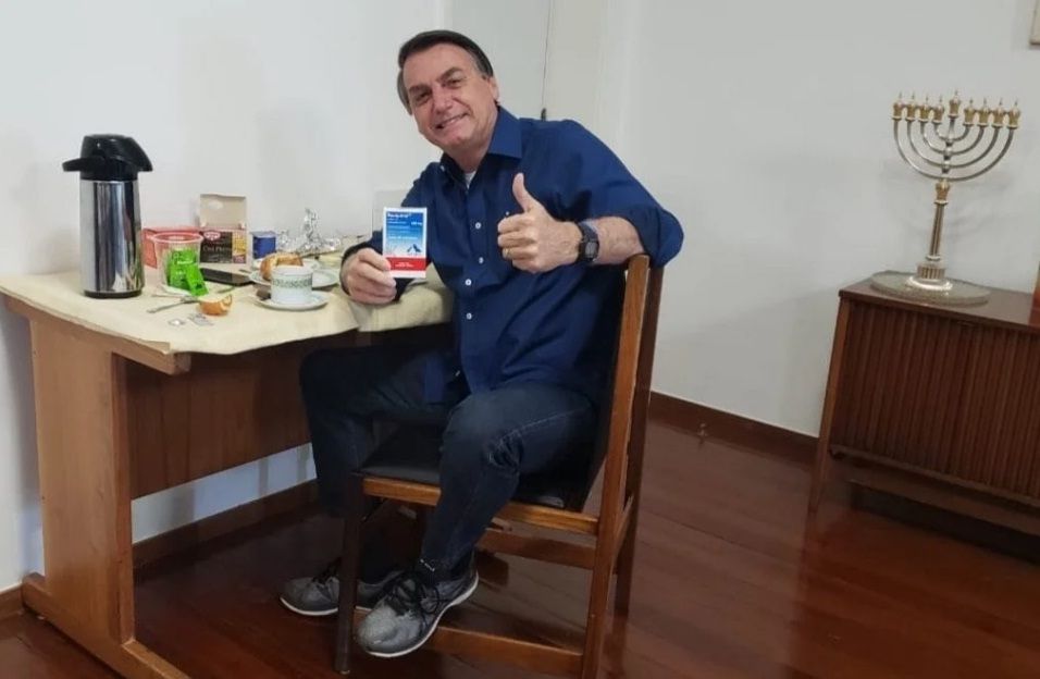Com hidroxicloroquina na mão, Bolsonaro anuncia teste negativo para covid-19