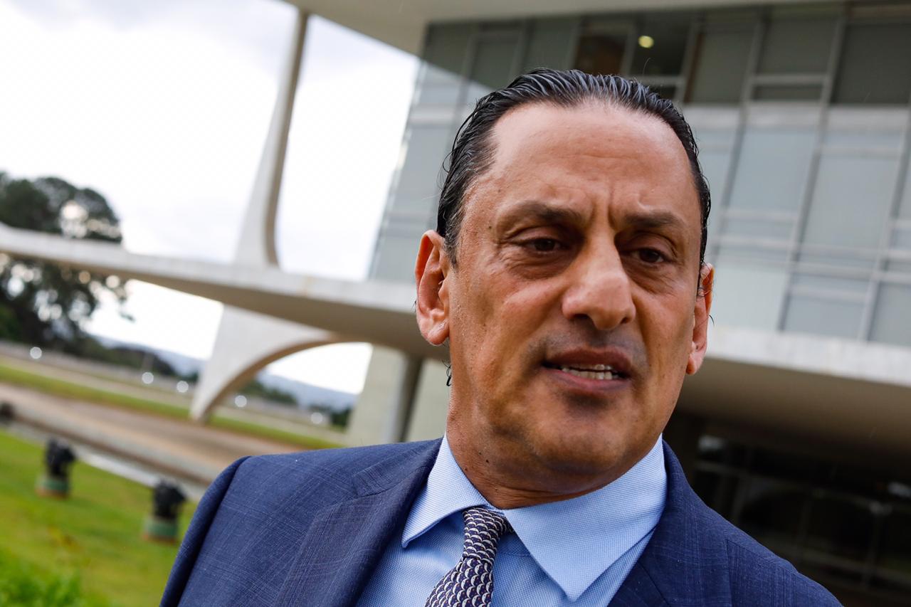 Wassef se diz diferente dos Bolsonaros e critica Queiroz