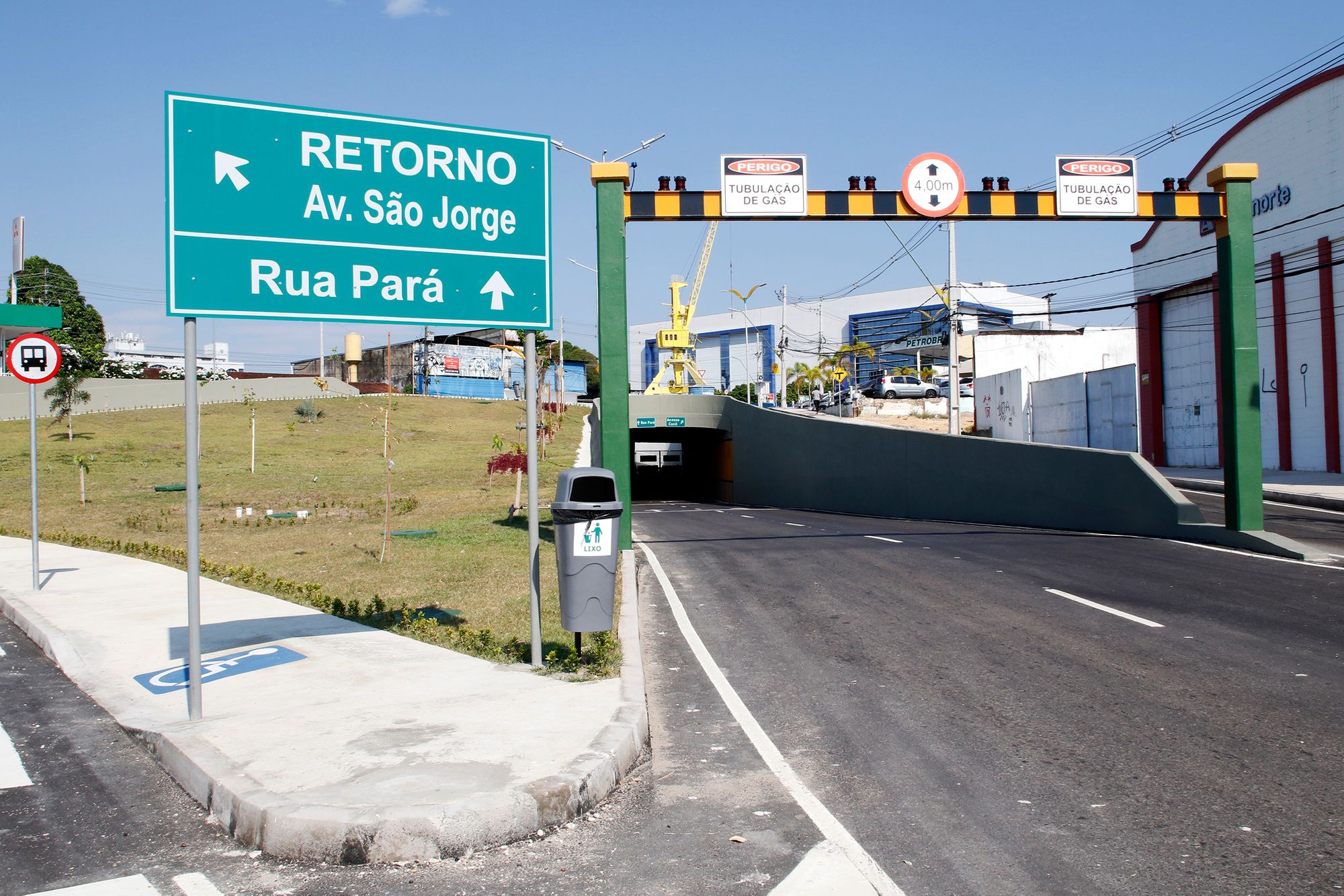 Via subterrânea do complexo viário da Constantino é fechada para reparo emergencial de limitador