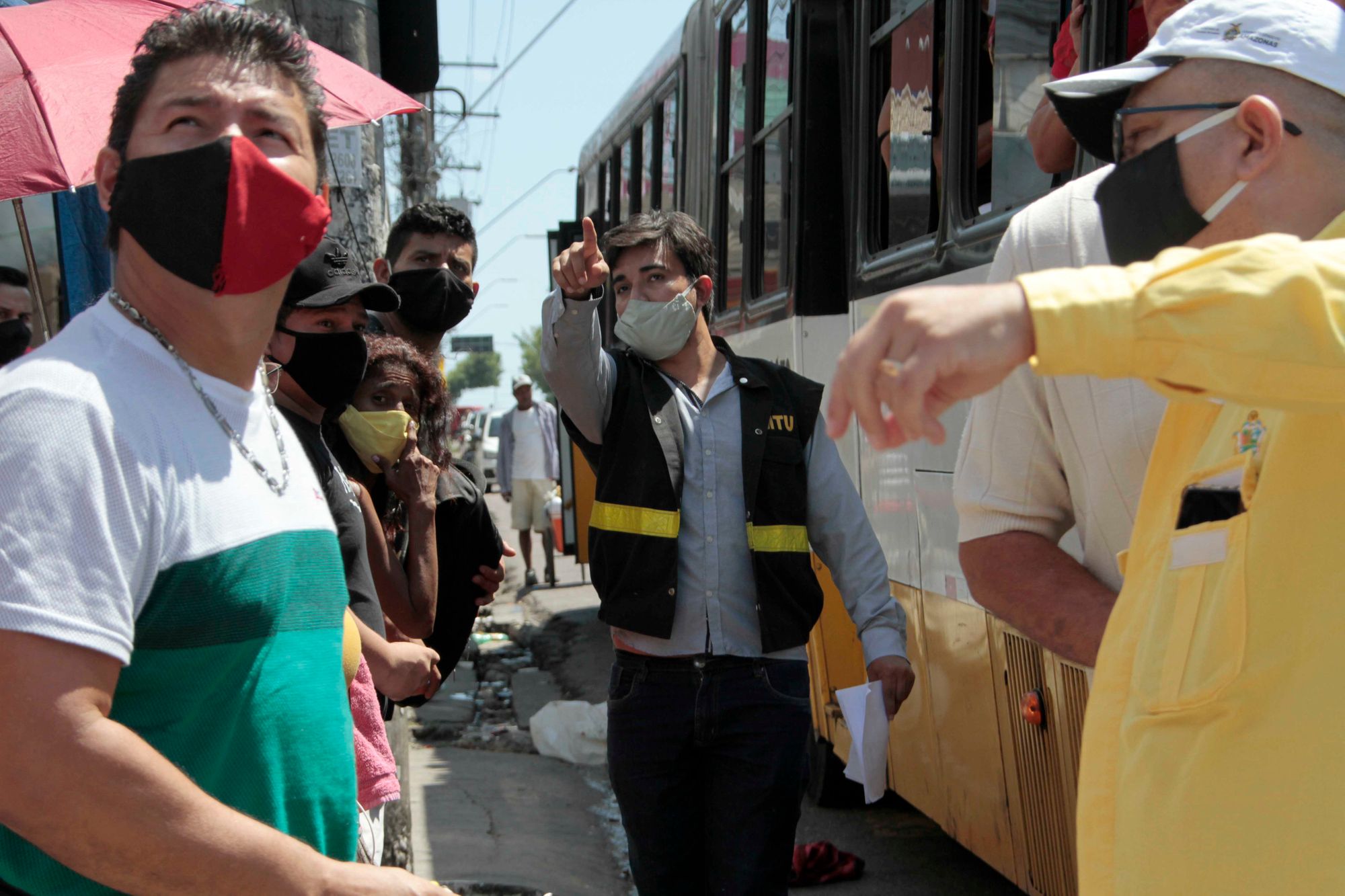 Fiscais orientam usuários nas proximidades do Terminal 1