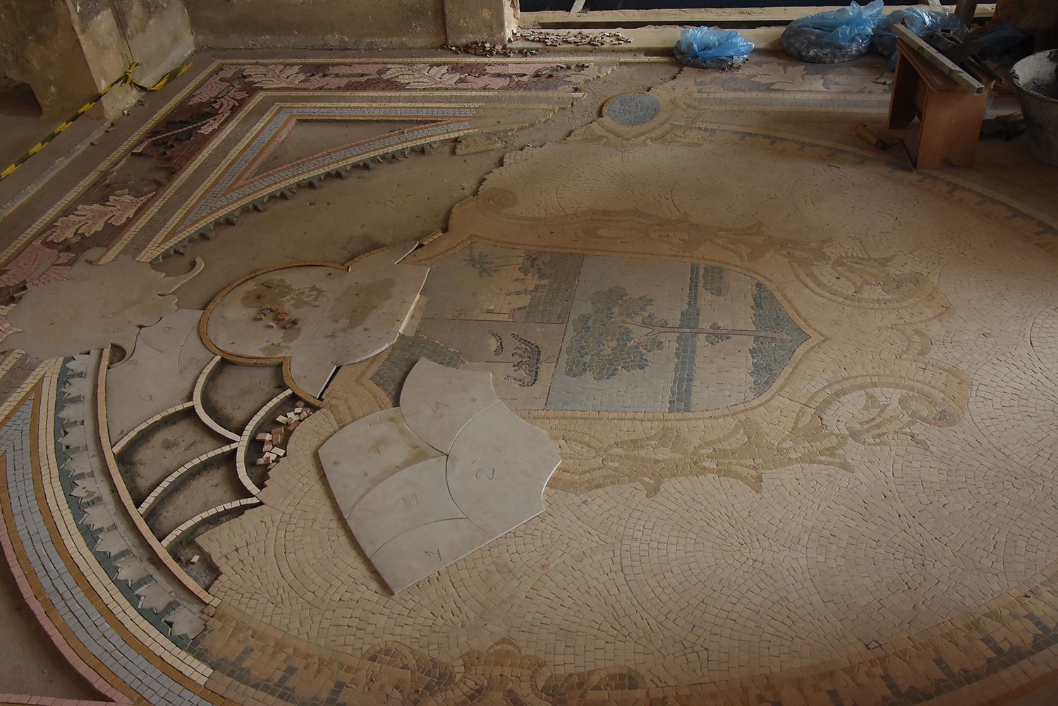 Mosaico do brasão de Manaus é restaurado para futuro Centro de Arqueologia