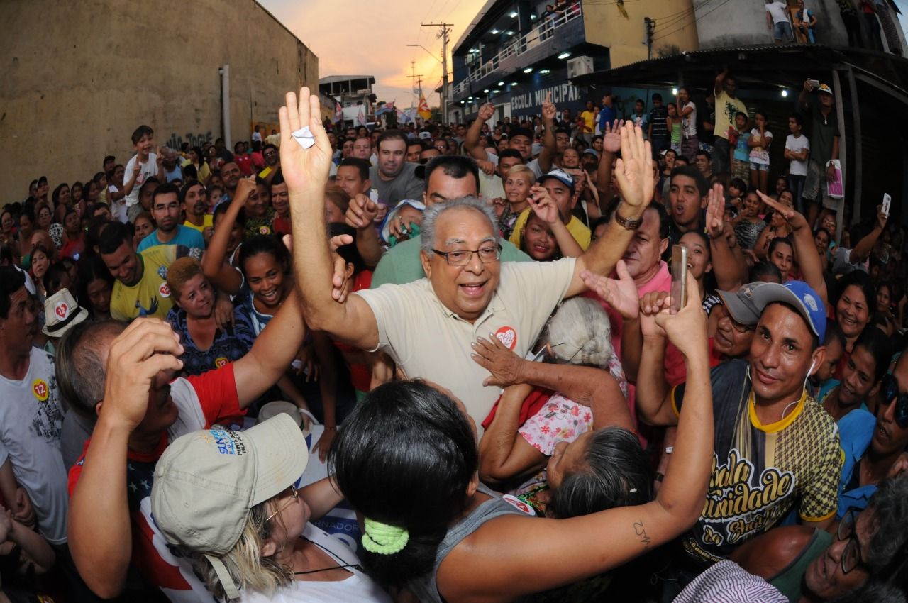 Amazonino parabeniza moradores pelos 33 anos do bairro Armando Mendes