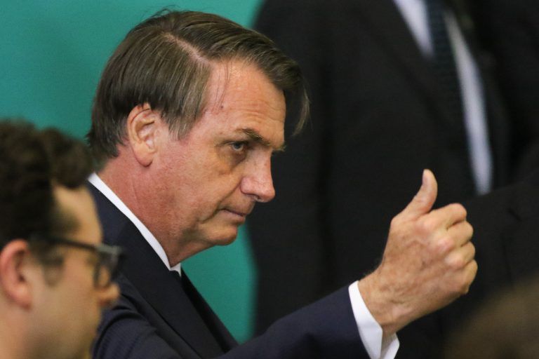 Após pergunta, Bolsonaro ameaça jornalista: "Vontade de encher sua boca de porrada"