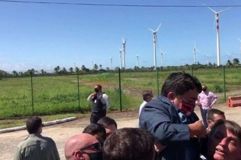 Bolsonaro ergue anão achando que é criança
