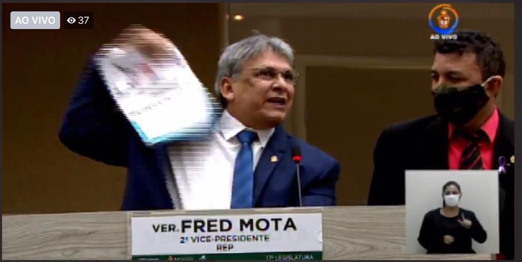 Fred Mota rasga livro de Felipe Neto durante discurso na Câmara