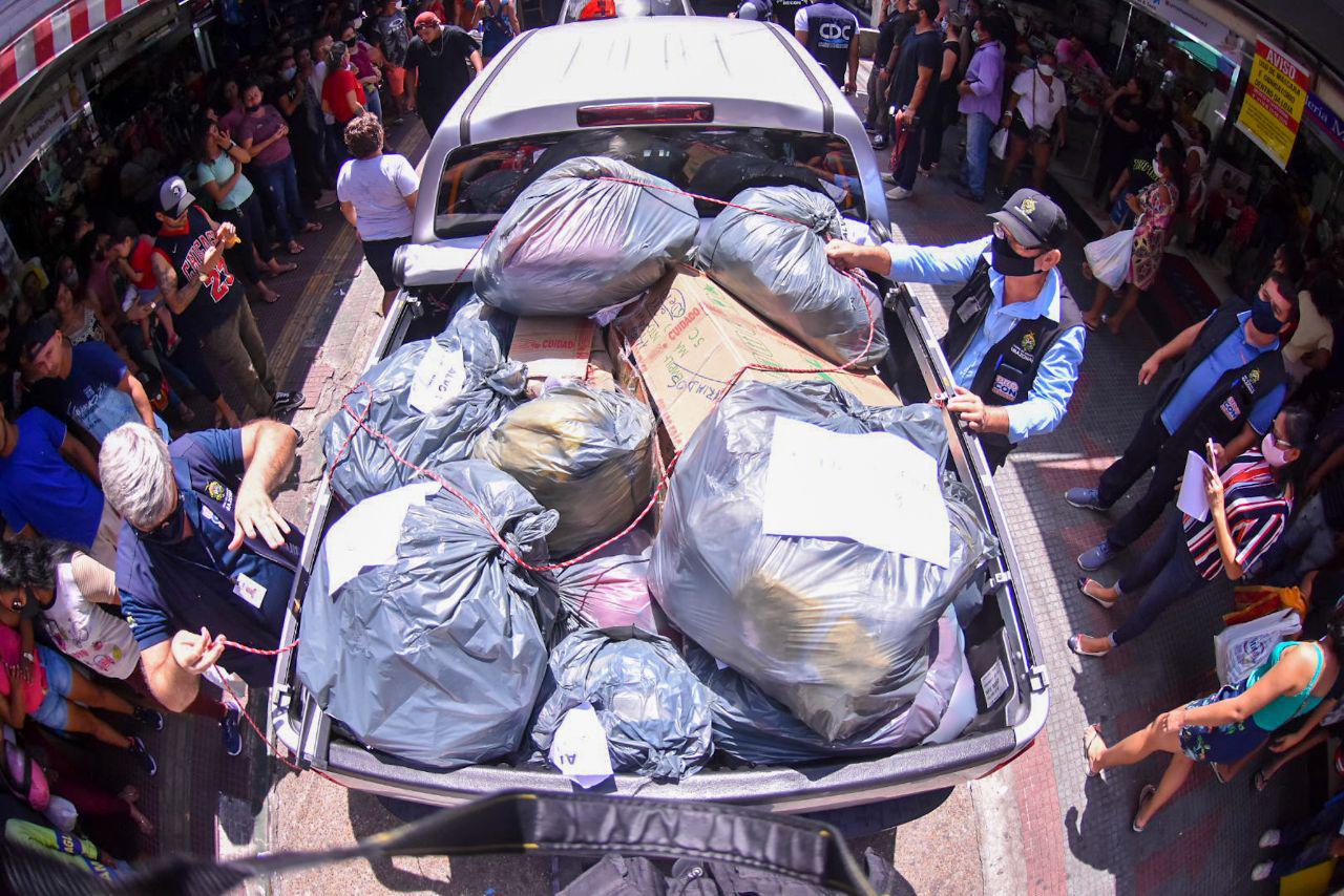 Operação apreende produtos falsificados em galeria no Centro de Manaus