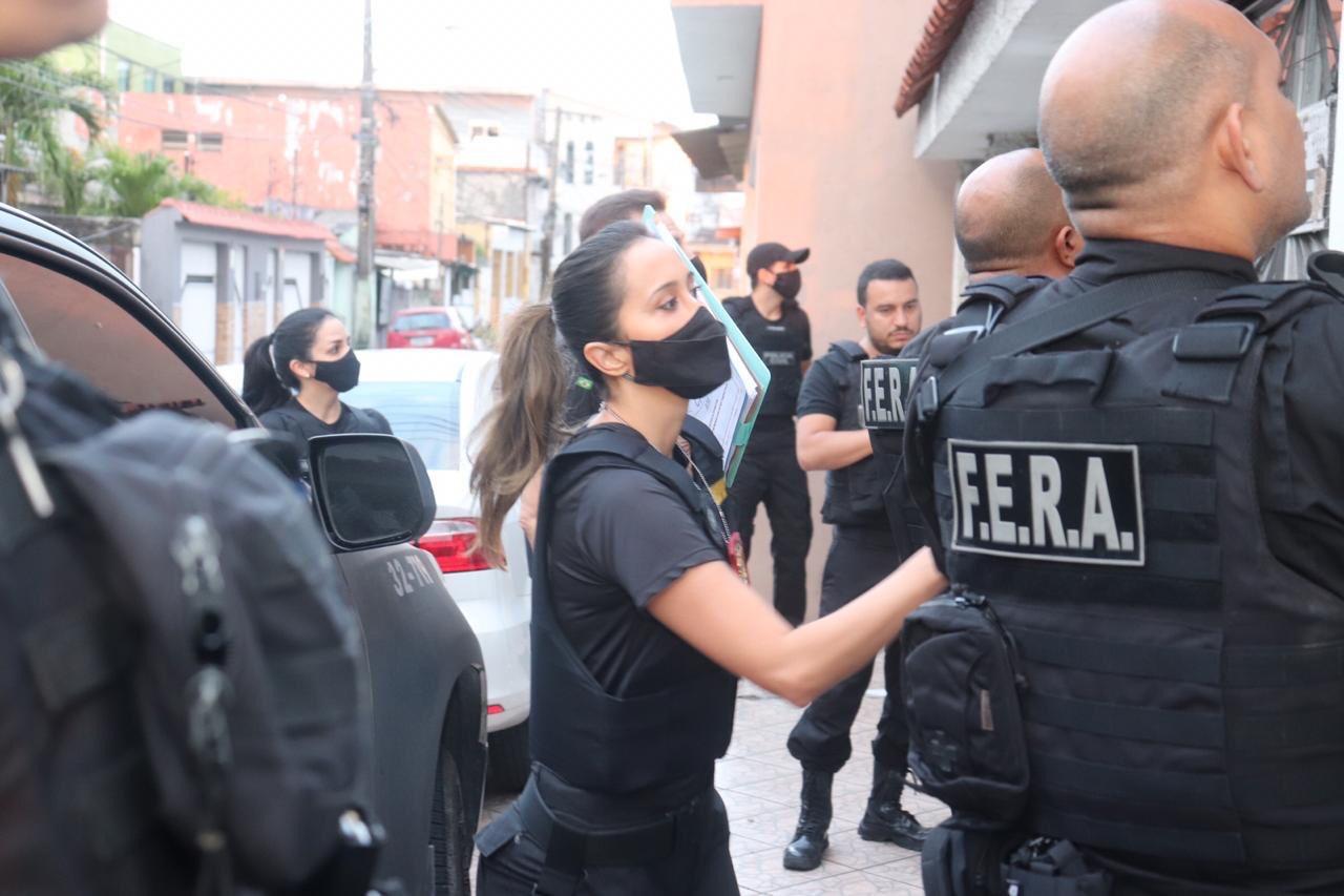 Professor que divulgava vídeos de pornografia infantil é preso